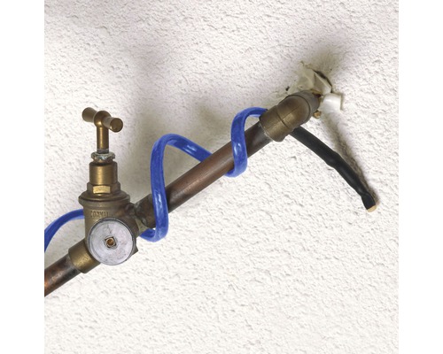 Waterkraan met verwarmingskabel op pijpleiding