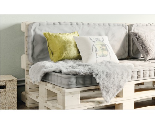 Palletbank met kussens en imitatiebont