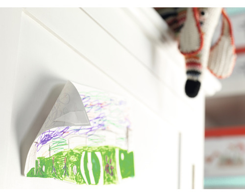 Kindertekening bevestigd aan een witte muur