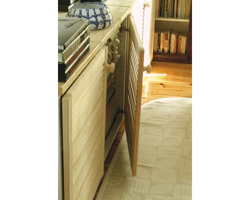 Houten kast met lamellendeuren en open vak