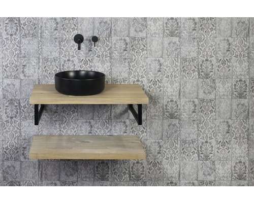 Badkamer met wastafel, opzetwastafel en wandtegel met patroon