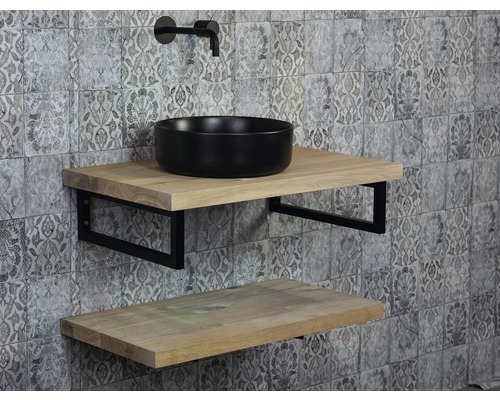 Badkamer met wastafel, houten plank en wand met tegelpatroon