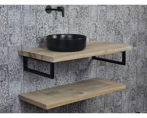 Badkamer met wastafel, opzetwastafel en twee houten planken