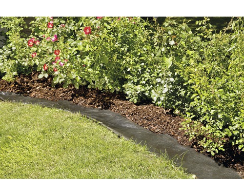 Tuinlandschap met anti-worteldoek, gazon en planten