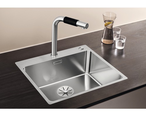 Roestvrijstalen spoelbak met kraan op een werkblad