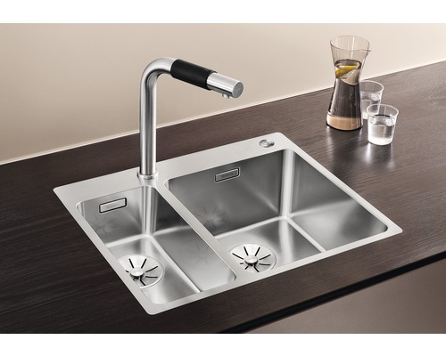 Spoelbak met twee kommen en kraan op een werkblad