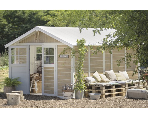 Tuinhuis met open deuren, palletmeubels en plantenbakken in de buitenruimte