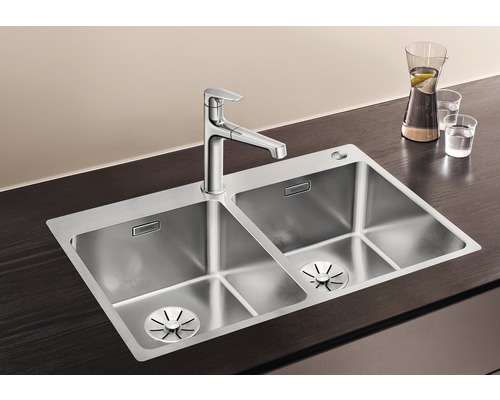 Roestvrijstalen spoelbak met twee bakken en kraan