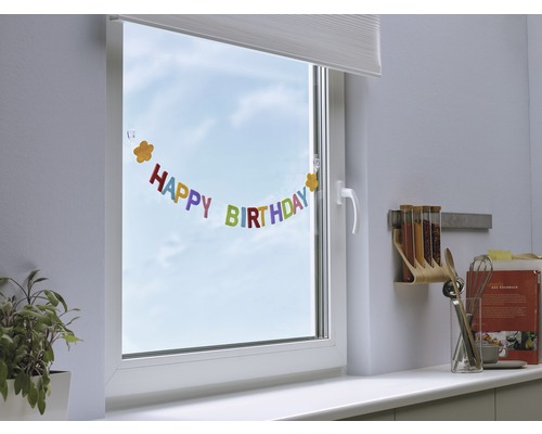 Wit raam met verjaardagslinger en keukendecoratie