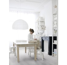 Lichte kamer met tafel, trappen en een meisje