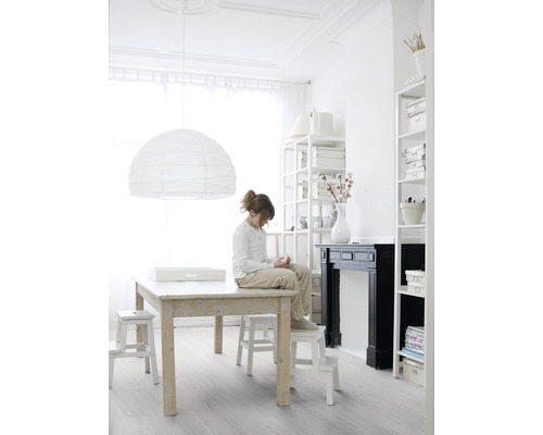 Lichte kamer met tafel, trappen en een meisje