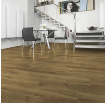 Woonkamer met houten vloer, eettafel en trap