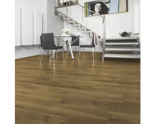 Woonkamer met houten vloer, eettafel en trap