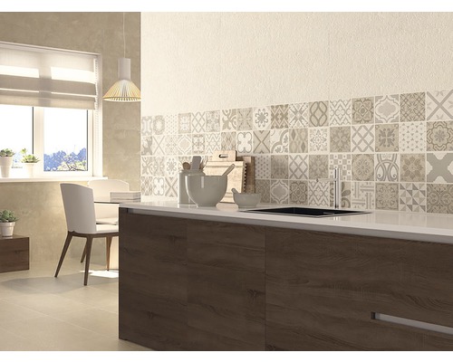 Lichte keuken met mozaïektegels wanddecoratie boven het werkblad