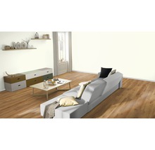 Woonkamer met bank, tafel en ladekast