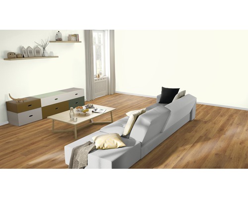 Woonkamer met bank, tafel en ladekast