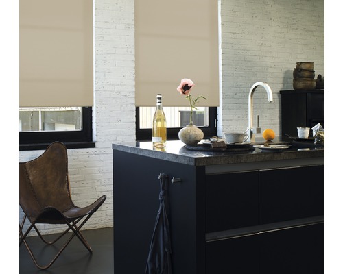 Moderne keuken met ramen en rolgordijnen