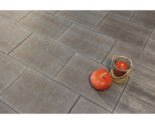 Vloertegels met houtlook, pompoen en kaars