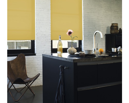 Lichte keuken met gele rolgordijnen voor de ramen