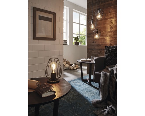 Interieurweergave met tafellamp, hanglampen en decoratieve elementen voor een gezellige woonsfeer