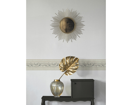 Decoratieve woonkamer met spiegel, rand, vaas, blad en kast