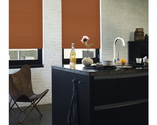 Keukenscène met rolgordijnen, kookeiland en zitplaats