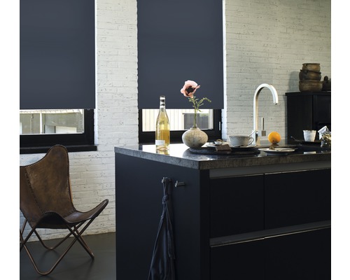 Moderne keuken met rolgordijnen voor privacy en verduistering