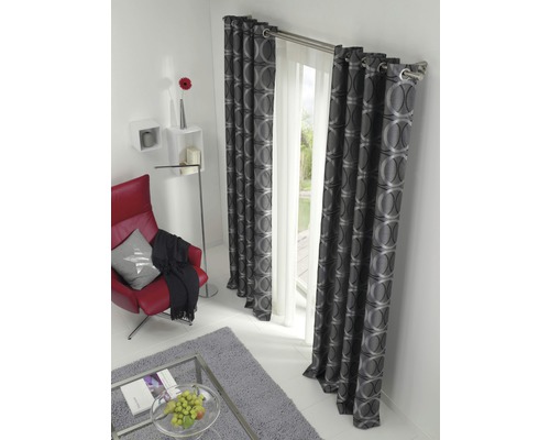 Woonkamer met gordijnen met oogjes en geometrisch patroon