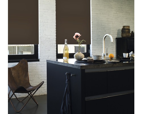 Scene met bruine rolgordijnen in een lichte kamer met bakstenen muur