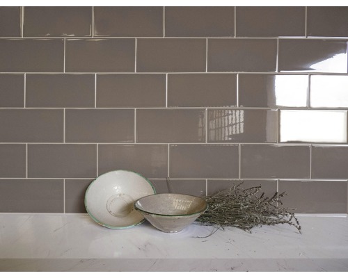 Wandtegels binnenshuis met twee schalen en decoratie