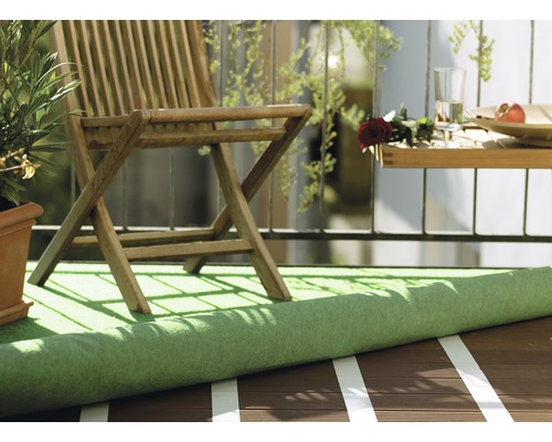 Balkonscène met kunstgras, houten stoel en kleine tafel