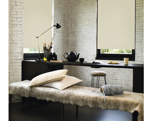 Woonkamer met gesloten rolgordijn, bank en bureau