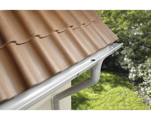 Dak met dakpannen en dakgoot