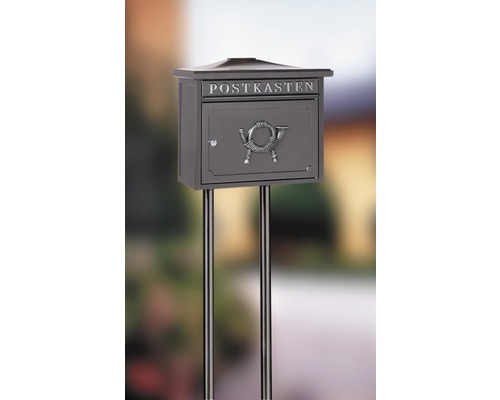 Brievenbus met standaard en posthoornmotief
