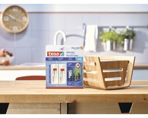 Tesa Kleefnagel verpakking met bamboe mand op een tafel