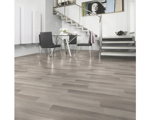 Lichte woonkamer met laminaatvloer in houtlook, eethoek en trap