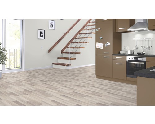 Lichte woonkamer met laminaatvloer, trap en inbouwkeuken