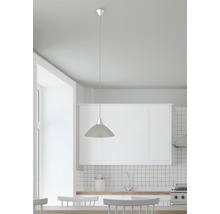 Hanglamp boven een eettafel in een lichte keuken.