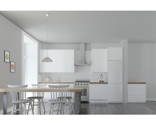 Lichte keukenruimte met eettafel en witte keukenmeubelen