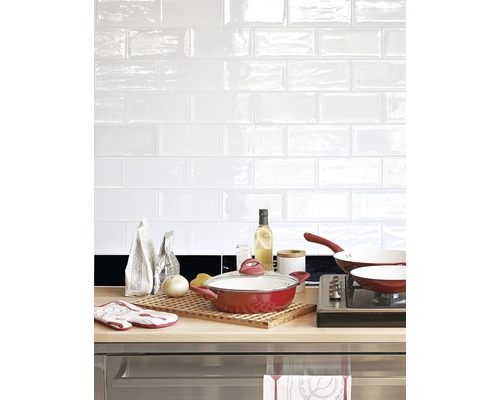 Keukenscène met kookgerei, ingrediënten en witte tegels