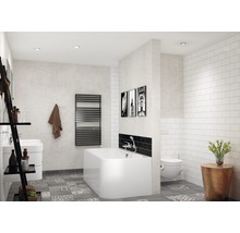 Badkamer met bad, toilet, wastafel en radiator