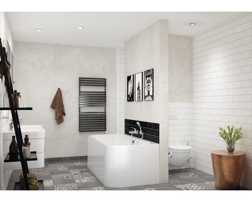 Badkamer met bad, toilet, wastafel en radiator