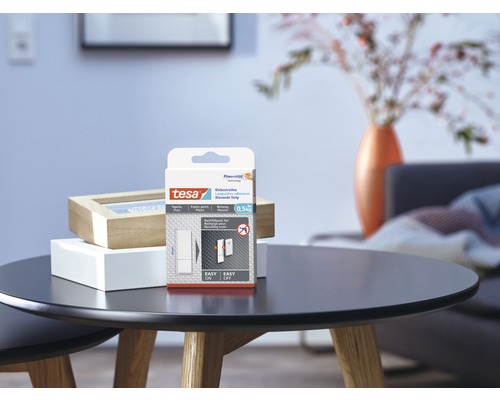 Tesa plakstrips op een tafel