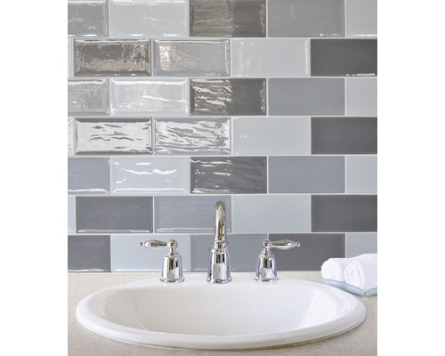 Badkamerwastafel met kraan en grijze metrotegels