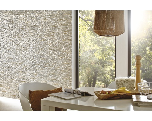 Lichte woonkamer met driedimensionale wandbekleding, eettafel en decoratie