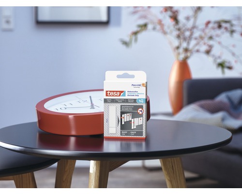 Tesa plakstrips verpakking op een tafel