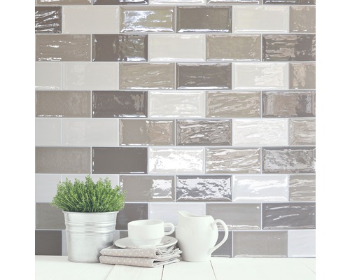 Wandtegels met glanzend oppervlak, gerangschikt in een keukenopstelling