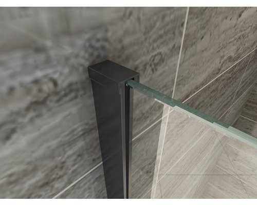 Detailopname van een douchecabine met zwart frame en transparant glas