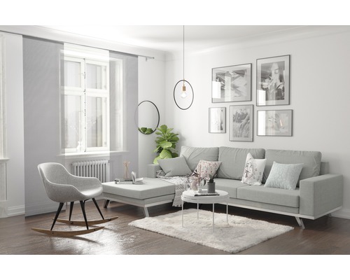 Woonkamer met bank, fauteuil, paneelgordijnen en decoratie