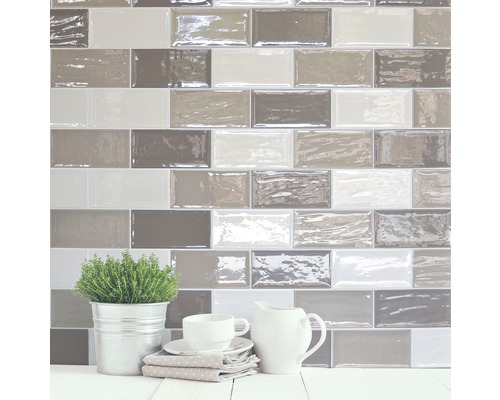 Wandtegels met keramisch oppervlak binnenshuis, gearrangeerd met pot, kop en kan